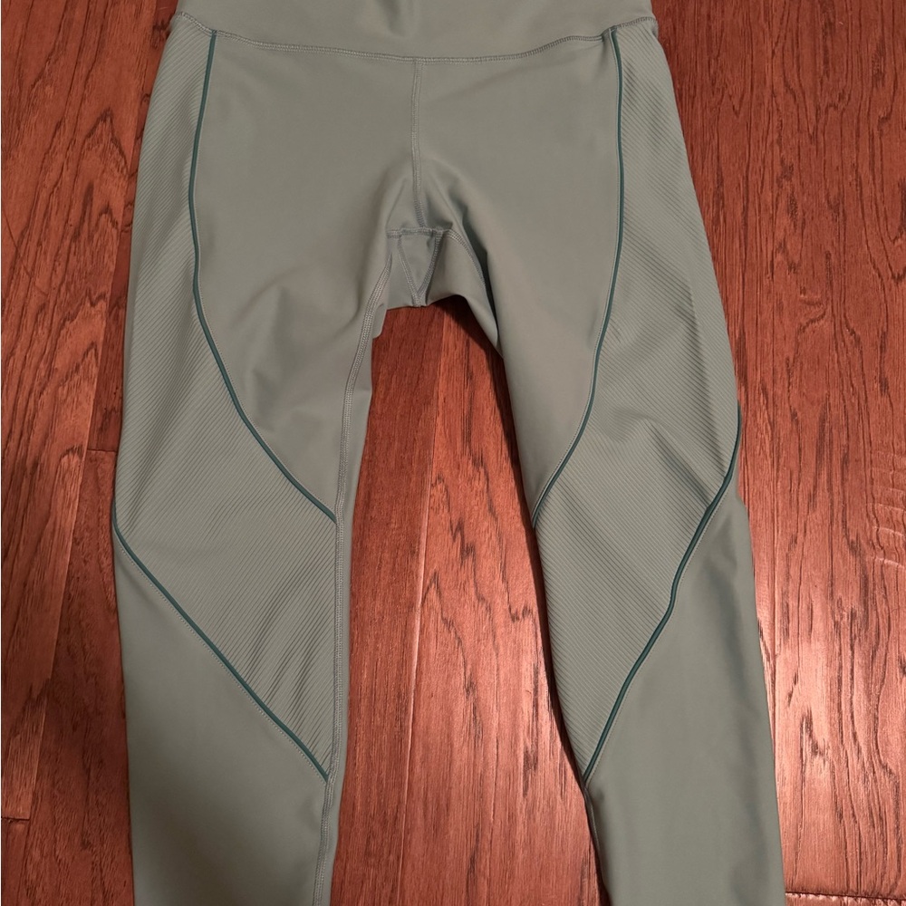 Old Navy Sage Green High-Rise Active Leggings - Picture 3 of 3